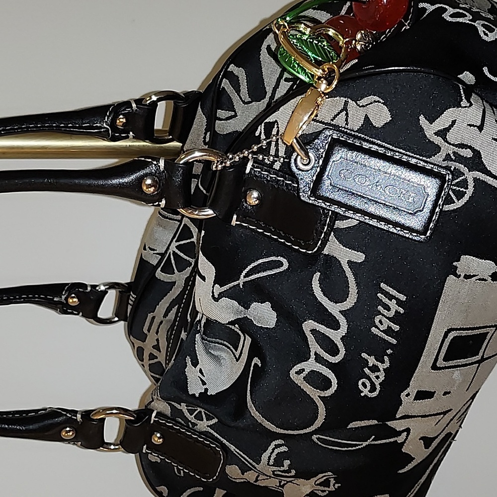 Coach Y2K Fashion Bug Horse Carriage Soho/Shoulder Bag Black and Cream - Picture 14 of 16